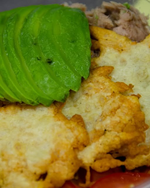 Avocado toast y café recién servido en Sucré Noir